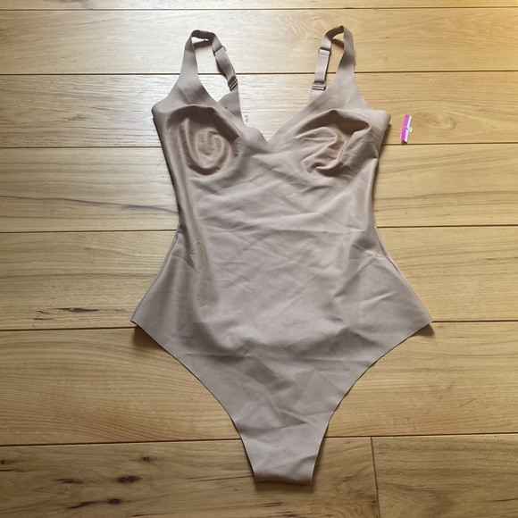 SKIMS BODY UNLINED PLUNGE THONG BODYSUIT - Picture 2 of 4